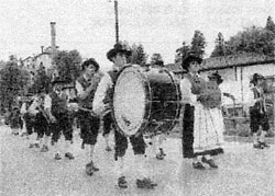 La sfilata della banda di Fiera di Primiero e degli Schützen a Pedavena dopo il pranzo